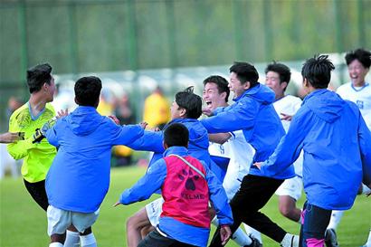 TA：为储备体能，基耶萨在圣诞节当天独自在利物浦基地加训（TA：为提升体能储备，基耶萨圣诞节独自在利物浦基地加练）